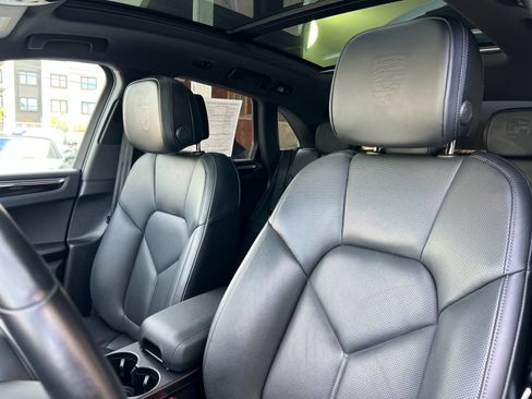 Certified 2023 Porsche Macan S AWD/4WD image 5