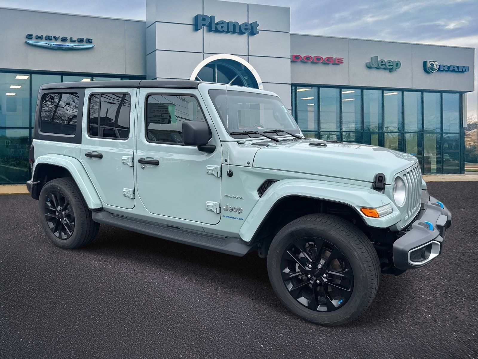 Used 2023 Jeep Wrangler Unlimited Sahara w/ Cold Weather Group AWD/4WD image 1
