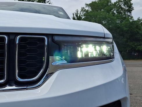 Certified 2025 Jeep Grand Cherokee Laredo AWD/4WD image 9