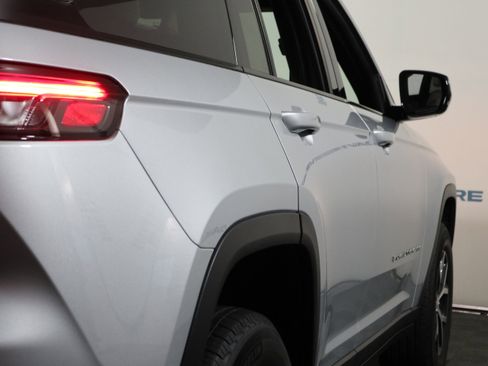 Used 2024 Jeep Grand Cherokee Limited image 5