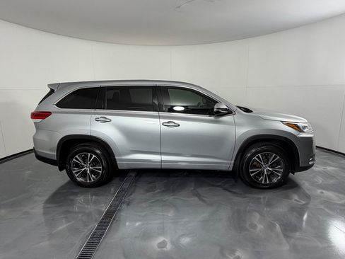Used 2018 Toyota Highlander LE FWD image 4