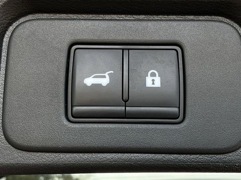 Used 2025 Nissan Rogue SV image 17