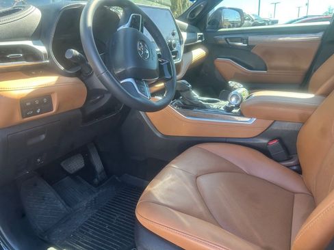 Certified 2025 Toyota Highlander Platinum AWD/4WD image 5