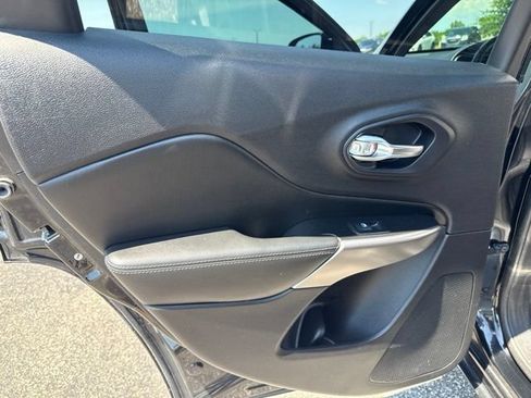 Used 2019 Jeep Cherokee High Altitude AWD/4WD image 19