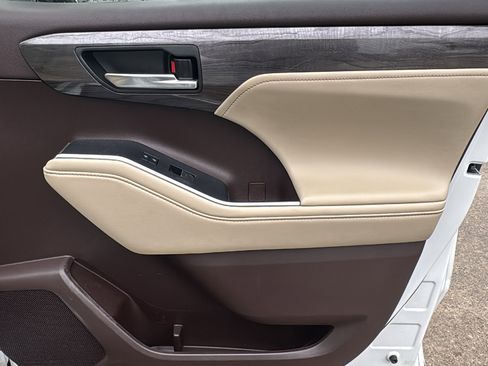 Used 2022 Toyota Highlander Platinum image 28