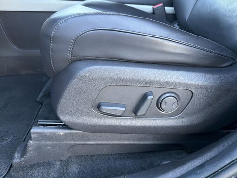 Used 2023 Kia Carnival LX image 24