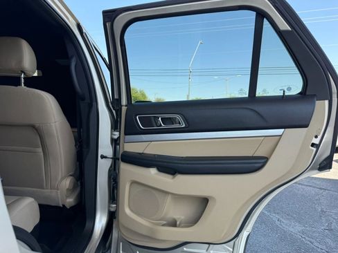 Used 2017 Ford Explorer XLT FWD image 35