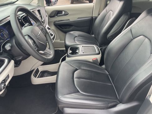 Used 2024 Chrysler Pacifica Touring-L FWD image 23