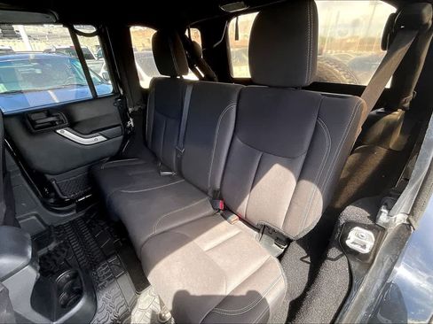 Used 2017 Jeep Wrangler Unlimited Sahara w/ Connectivity Group AWD/4WD image 29