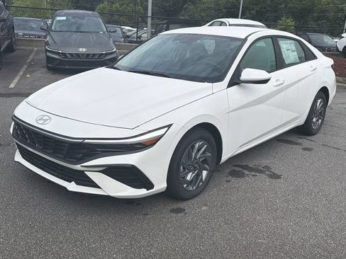 New 2026 Hyundai Elantra Hybrid FWD image 3