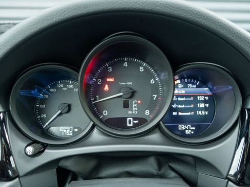 Certified 2023 Porsche Macan AWD/4WD image 23