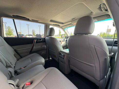 Used 2012 Toyota Highlander Limited w/ Tow Pkg FWD image 17
