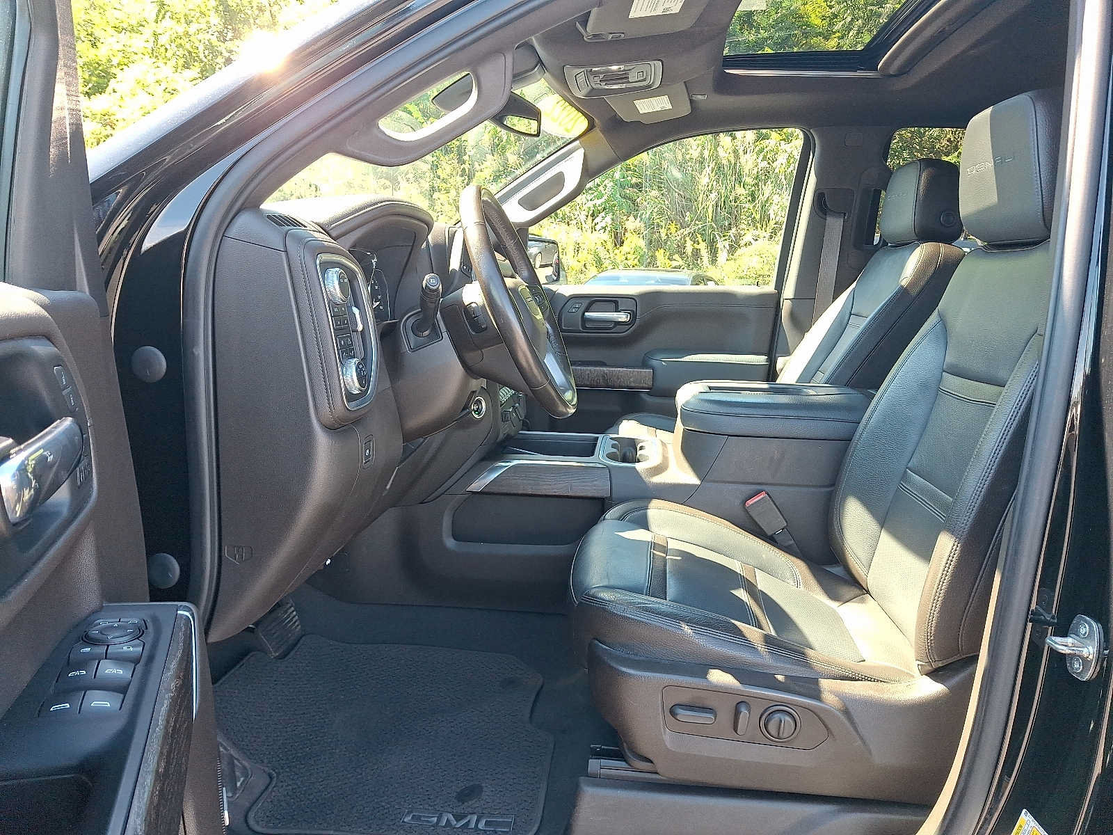Used 2022 GMC Sierra 1500 Denali w/ Driver Alert Package II AWD/4WD image 13
