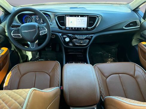 Used 2024 Chrysler Pacifica Pinnacle image 18