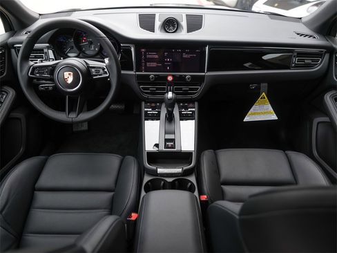 Used 2025 Porsche Macan image 31