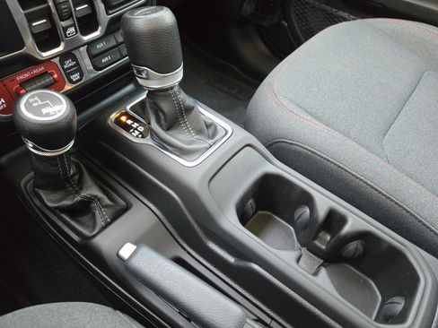 Used 2024 Jeep Gladiator Rubicon w/ Convenience Group AWD/4WD image 23