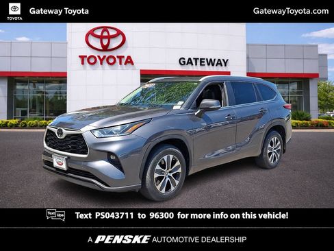 Used 2023 Toyota Highlander XLE AWD/4WD image 1