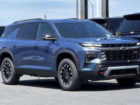 Used 2025 Chevrolet Traverse Z71 AWD/4WD image 2