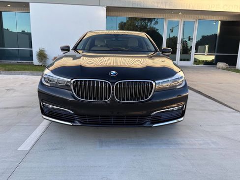 Used 2017 BMW 740i image 2