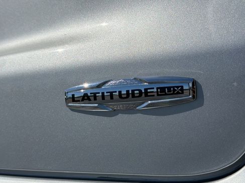 Used 2024 Jeep Compass Latitude image 16