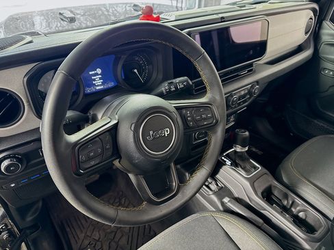 Used 2024 Jeep Wrangler Unlimited w/ Convenience Group image 11