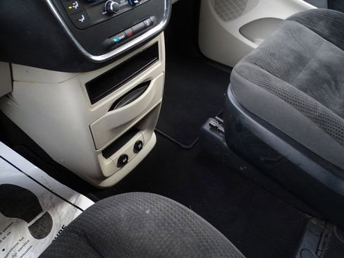 Used 2019 Dodge Grand Caravan SE w/ UConnect Hands-Free Group image 34