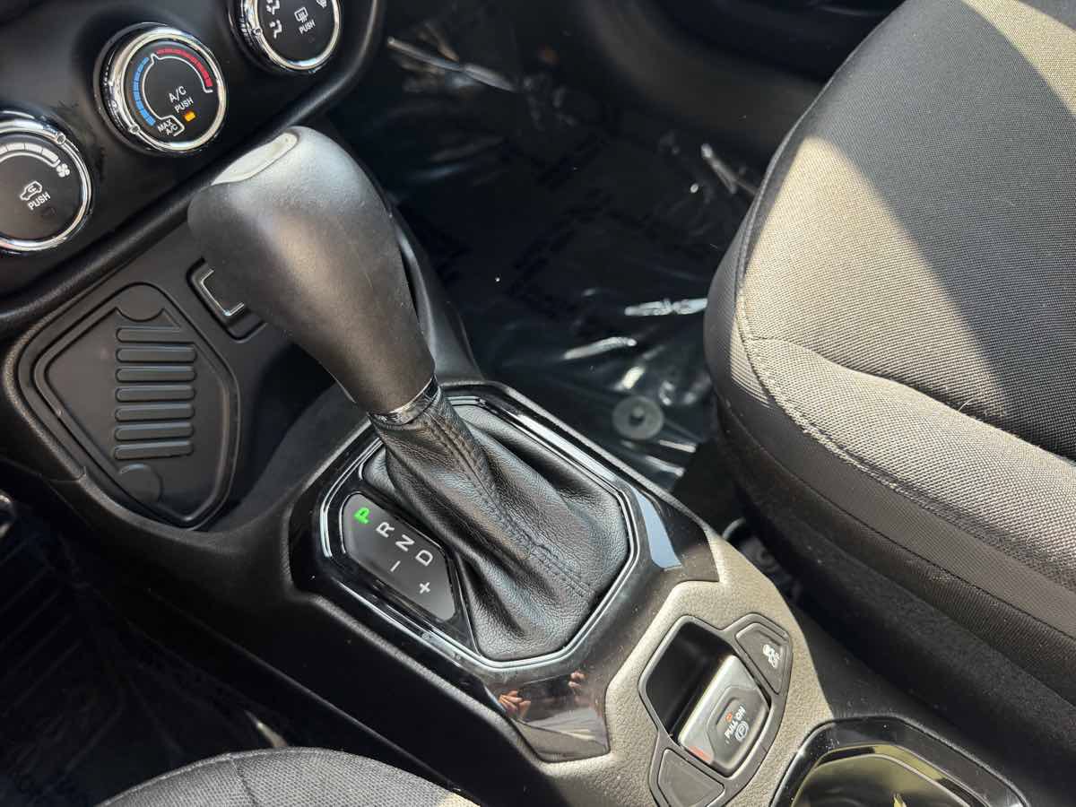 Used 2017 Jeep Renegade Altitude FWD image 15