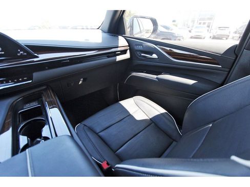 Used 2023 Cadillac Escalade Premium Luxury image 8