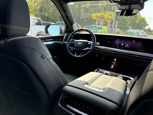 Used 2025 Cadillac Escalade ESV V AWD/4WD image 30