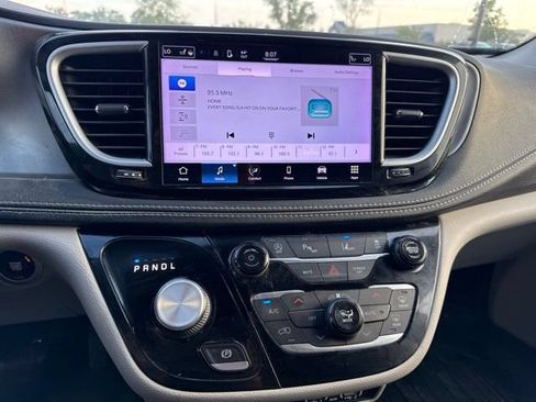 Used 2022 Chrysler Pacifica Touring-L AWD/4WD image 10