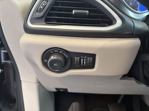 Used 2023 Chrysler Pacifica Touring-L FWD image 20