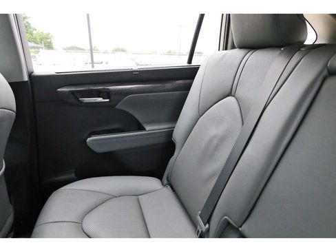 Used 2023 Toyota Highlander Limited FWD image 9
