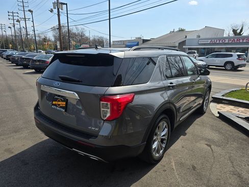 Used 2022 Ford Explorer XLT w/ Equipment Group 202A image 3