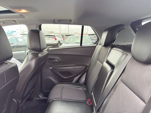 Used 2019 Chevrolet Trax LT w/ Sun & Sound Package image 32