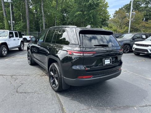 Used 2023 Jeep Grand Cherokee Limited w/ Black Appearance Package AWD/4WD image 7