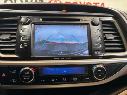 Used 2016 Toyota Highlander XLE AWD/4WD image 32