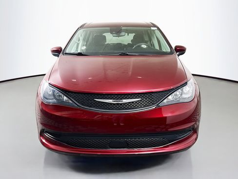 Used 2023 Chrysler Voyager LX image 2