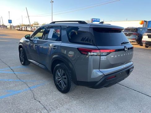 Used 2024 Nissan Pathfinder SV image 3