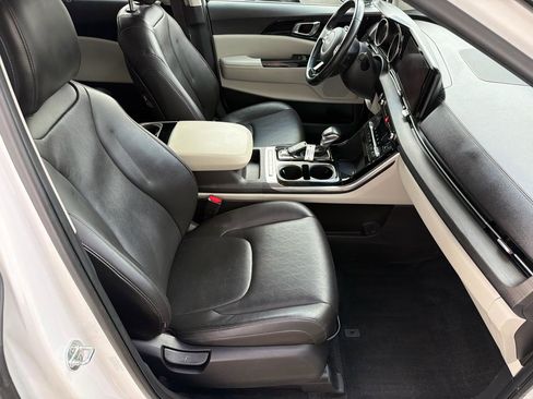 Used 2022 Kia Carnival EX image 11