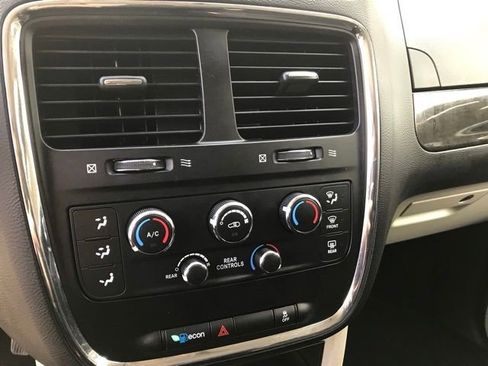 Used 2018 Dodge Grand Caravan SE image 22