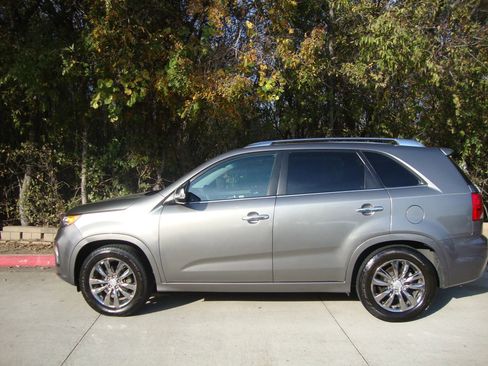 Used 2012 Kia Sorento SX image 2