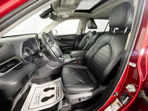 Used 2020 Toyota Highlander XLE AWD/4WD image 19