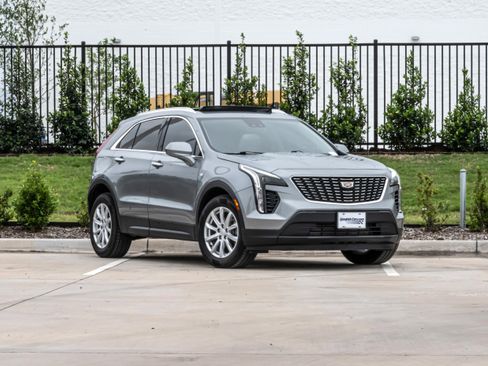 Used 2023 Cadillac XT4 Luxury w/ Cold Weather Package FWD image 2