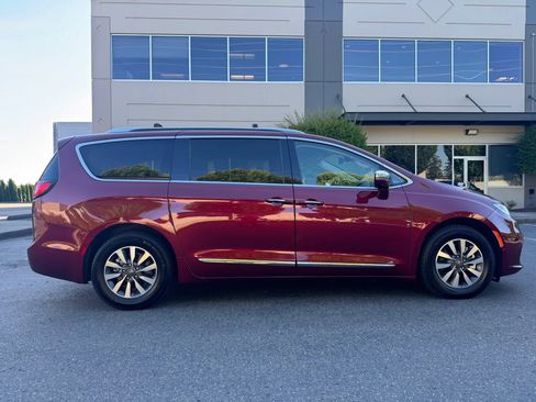 Used 2021 Chrysler Pacifica Limited w/ Premium & Safety Sphere Group FWD image 12