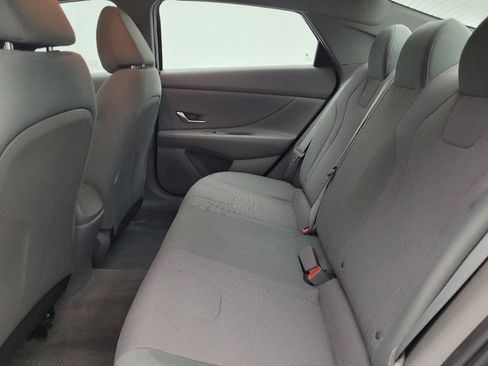 Used 2021 Hyundai Elantra SE FWD image 18