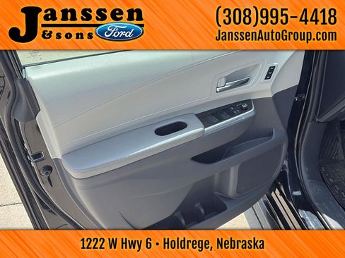 Used 2021 Toyota Sienna Limited image 9