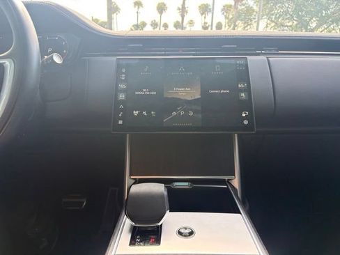 Used 2025 Land Rover Range Rover SE AWD/4WD image 9