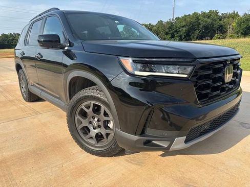 Used 2025 Honda Pilot TrailSport image 3