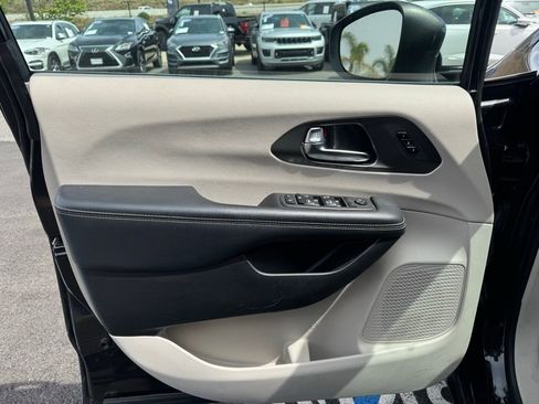 Certified 2023 Chrysler Pacifica Touring-L image 14
