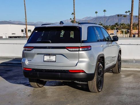 New 2025 Jeep Grand Cherokee Altitude image 9